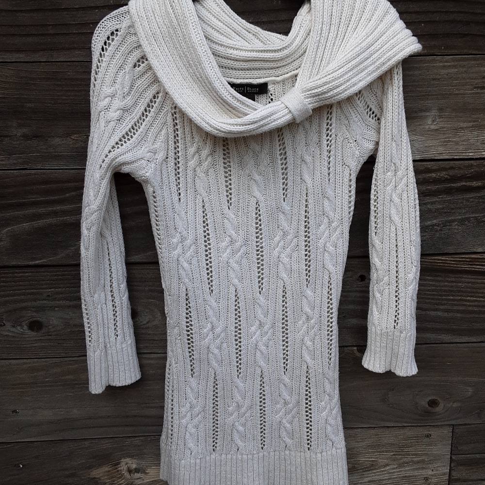 White House Black Market white with gold thred sweater size XXS